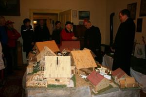 Škof Lipovšek na razstavi jaslic v Zavodu Stanislava 1